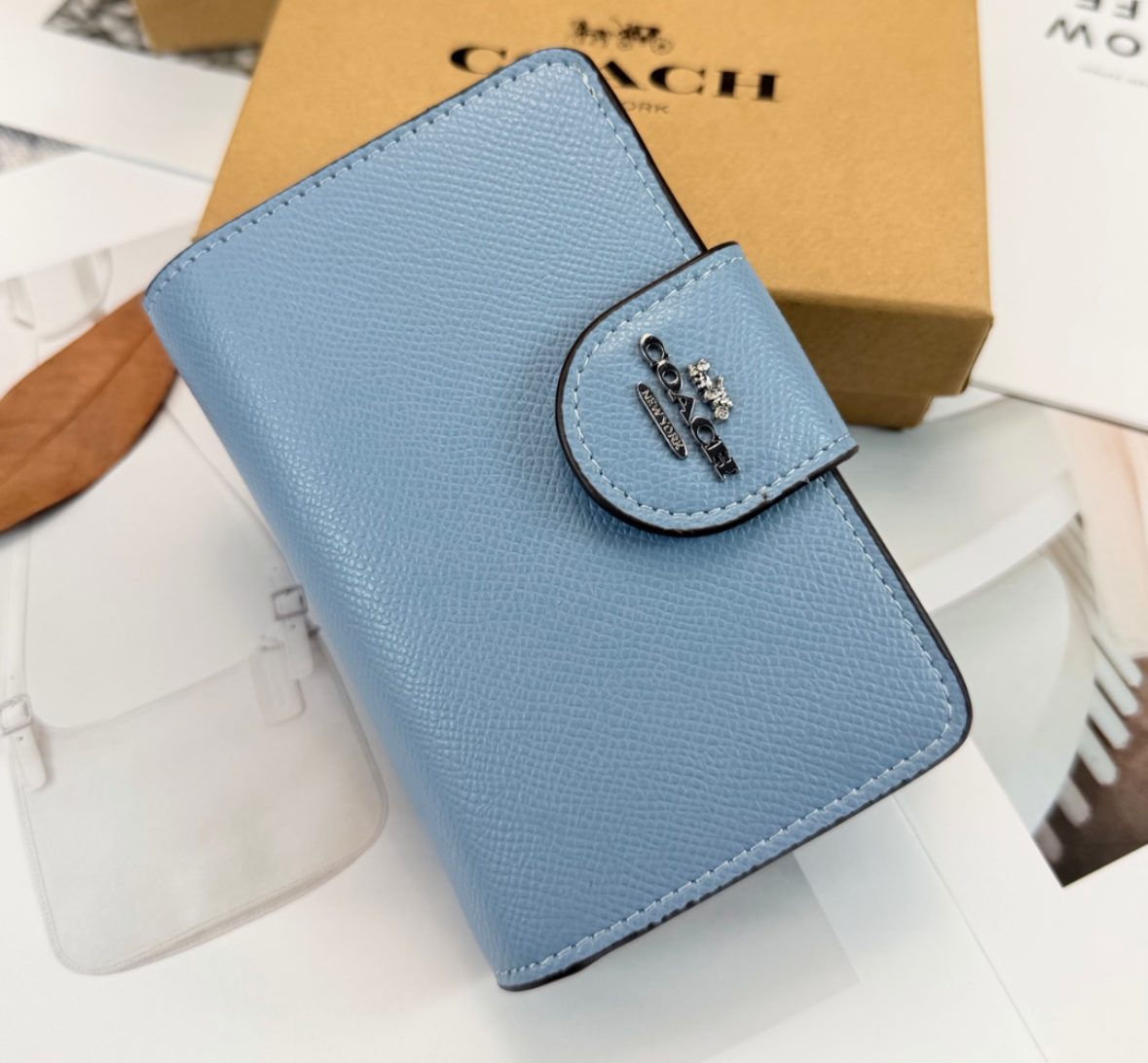 Classic Medium Signature Corner Zip Wallet