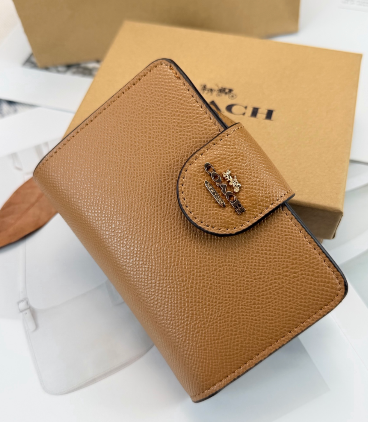 Classic Medium Signature Corner Zip Wallet