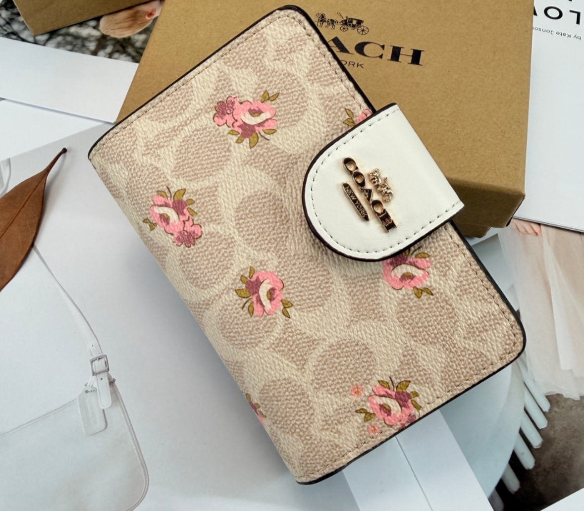 Classic Medium Signature Corner Zip Wallet