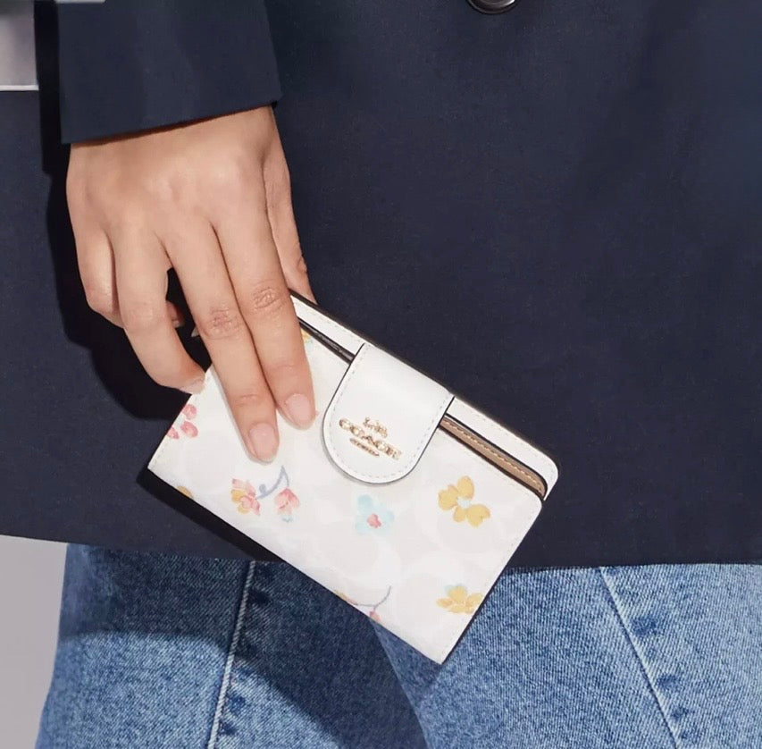 Classic Medium Signature Corner Zip Wallet