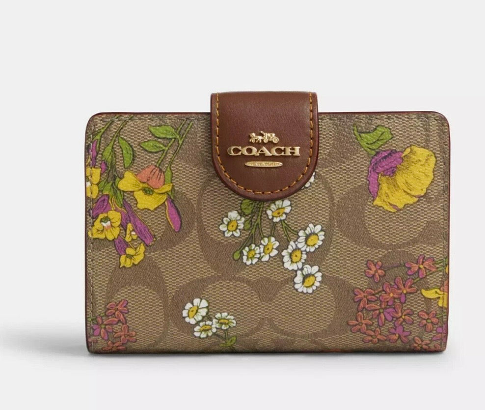 Classic Medium Signature Corner Zip Wallet