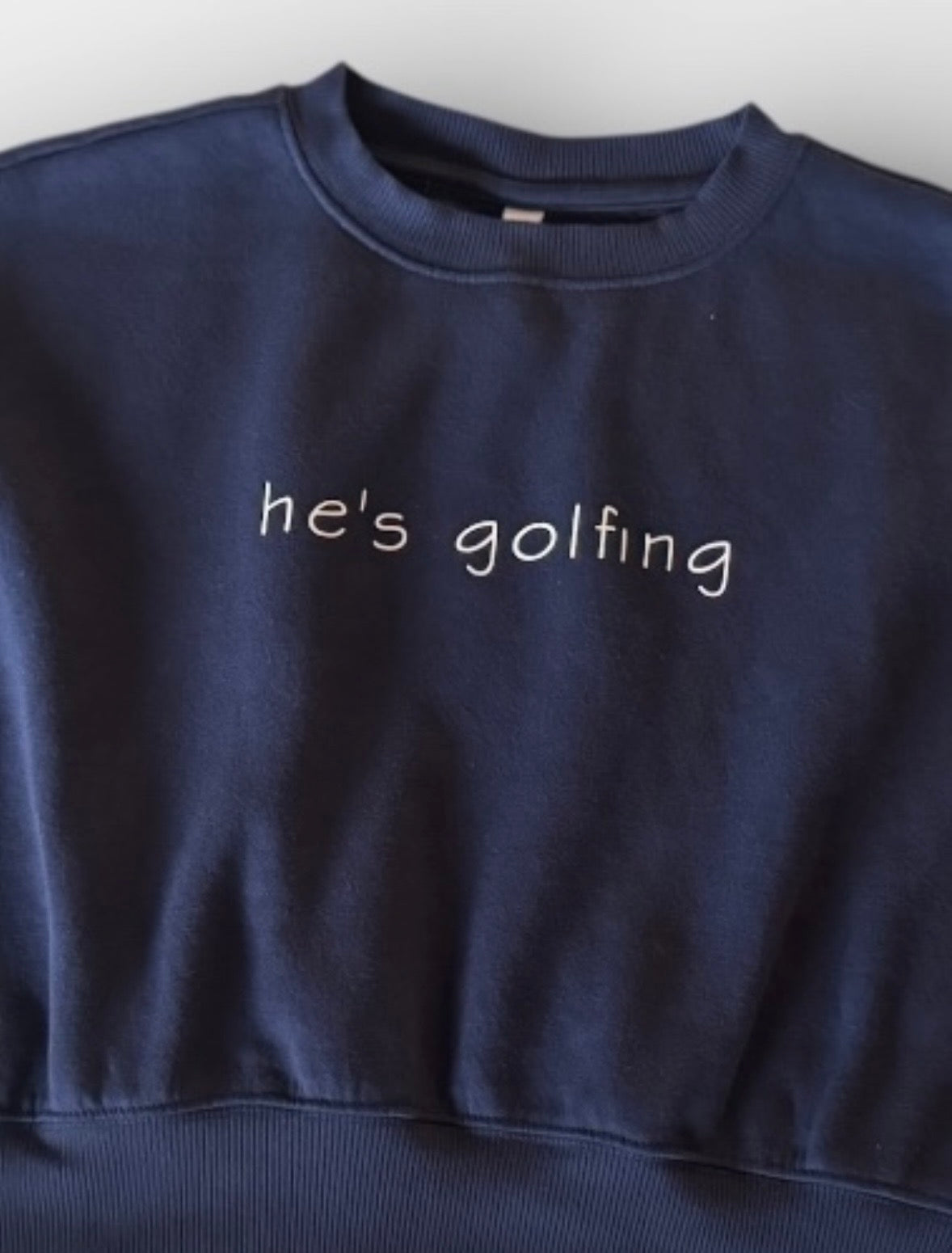 'he's golfing' Cropped Sweatshirt