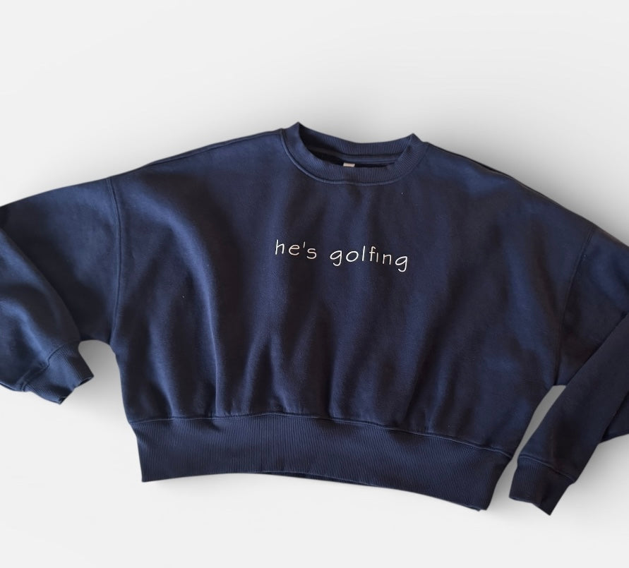 'he's golfing' Cropped Sweatshirt